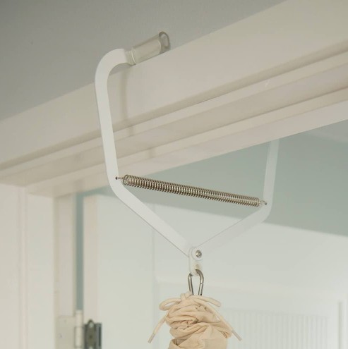 Přenosný držák Membantu na dveřní zárubně